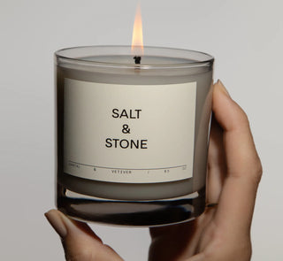 Salt & Stone Geurkaars - Santal & Vetiver 240 gr sfeer