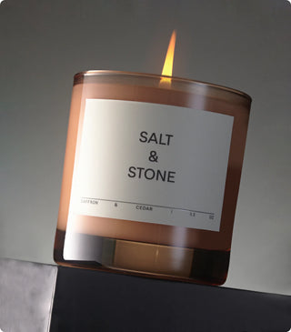 Salt & Stone Geurkaars - Saffron & Cedar 240 gr sfeer