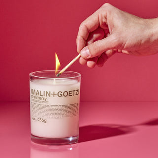 Malin+Goetz strawberry geurkaars aansteken