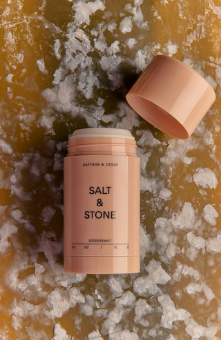 Salt & Stone Natural Deodorant Saffron & Cedar 75gr sfeer 1