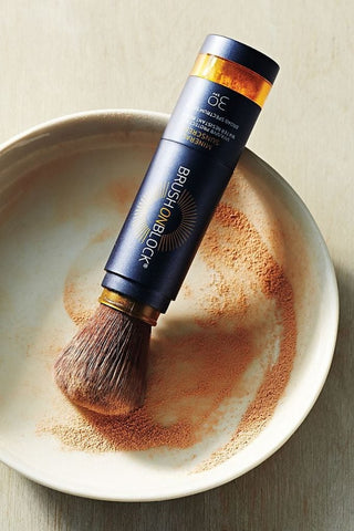 Brush on Block Touch Of Tan - Tinted Mineral Sunscreen SPF 30 sfeer