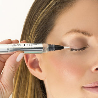 Image Skincare I BEAUTY - Brow And Lash Enhancement Serum aanbrengen