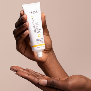 Image Skincare PREVENTION+ Clear Solar Gel SPF 30 aanbrengen