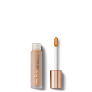 Delilah Take Cover Concealer aanbrengen