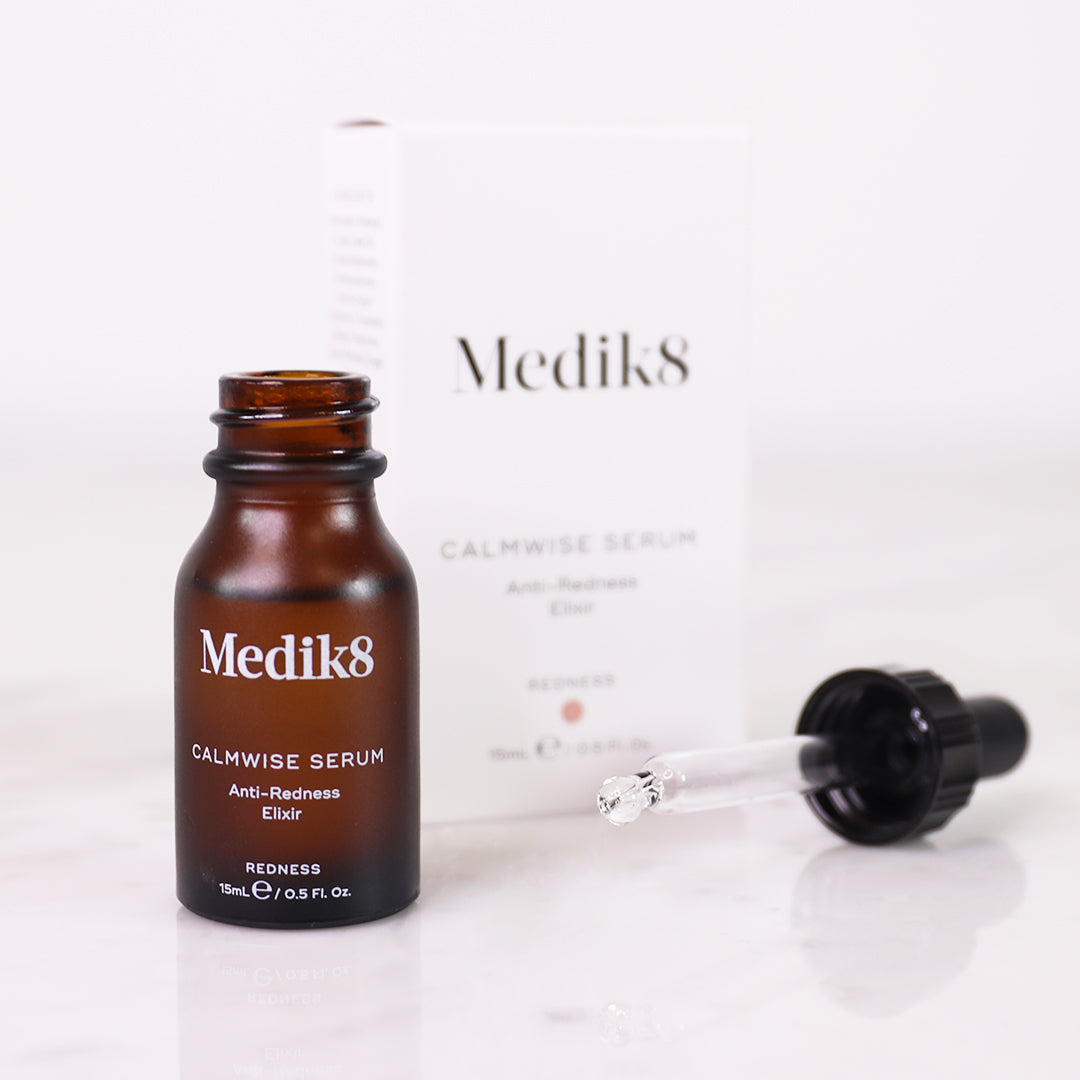 Medik8 Calmwise Serum 15ml flesje met pipet en doosje op marmer
