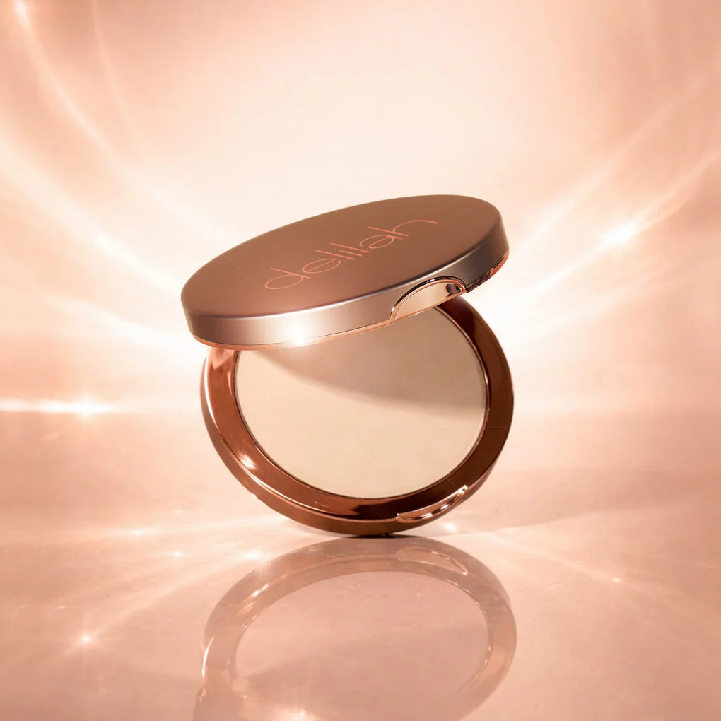 Delilah Cosmetics Pure Touch Hyaluronic Pressed Powder sfeer