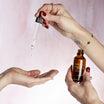 Oolaboo Essential Cocktail Soothing druppels uit de pipet in de hand