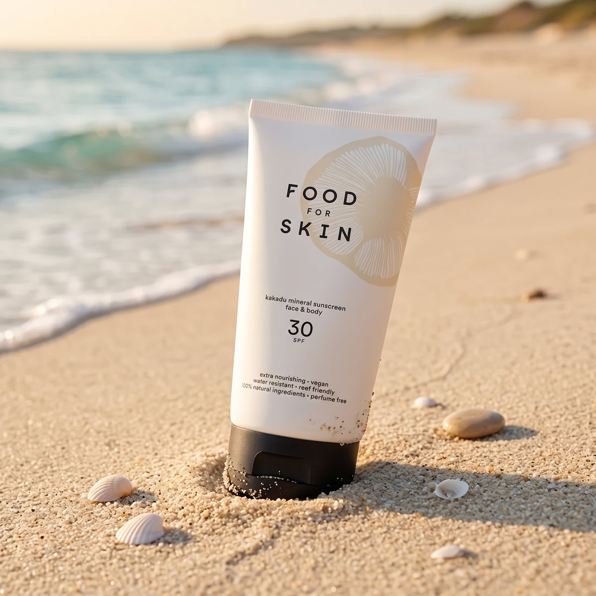 Food for Skin Kakadu Mineral Sunscreen SPF30 sfeer op het strand