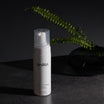 Medik8 Gentle Cleanse flacon op donkere achtergrond met varen