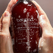 Oolaboo Super Foodies Happy Hand Soap fles in handen met zeepschuim