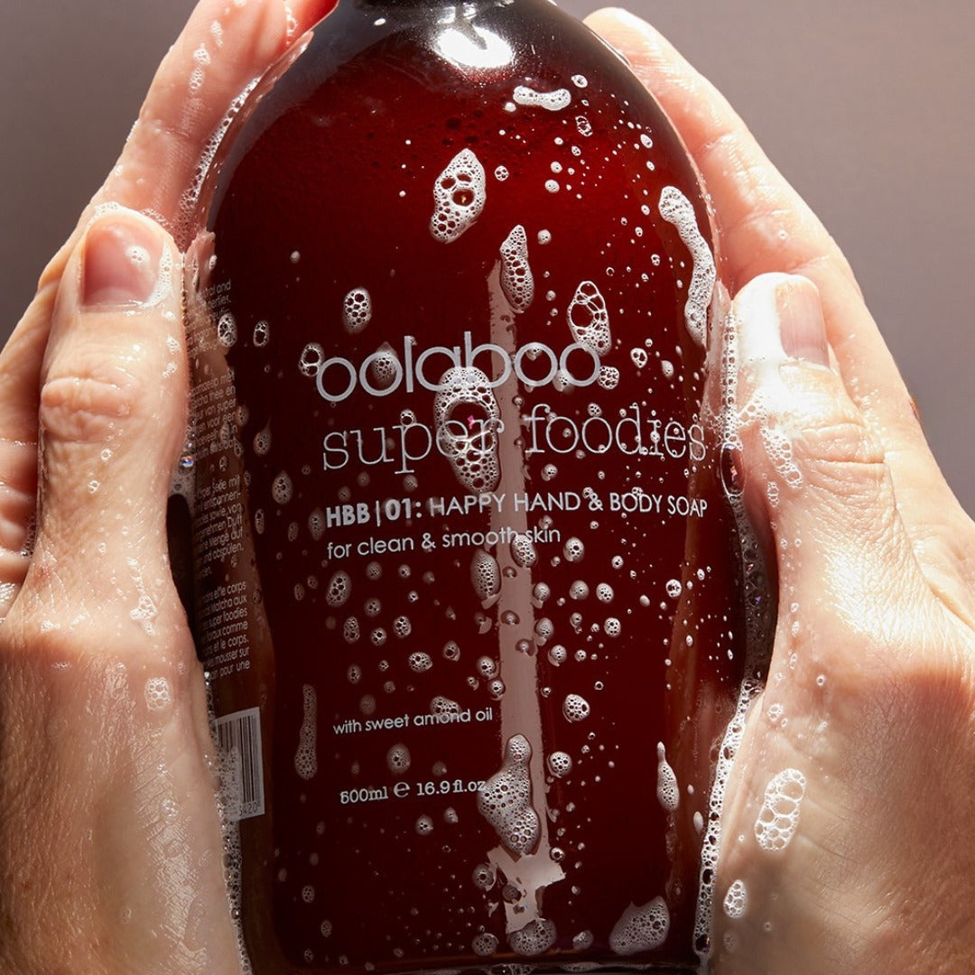 Oolaboo Super Foodies Happy Hand Soap fles in handen met zeepschuim
