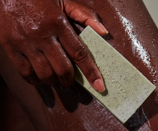 Malin+Goetz Mandelic Acid Exfoliating bar sfeer1