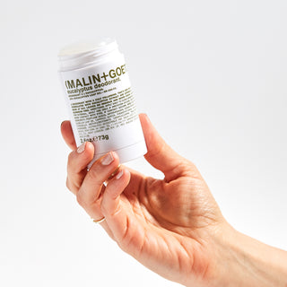 Malin+Goetz Eucalyptus Deodorant in de hand