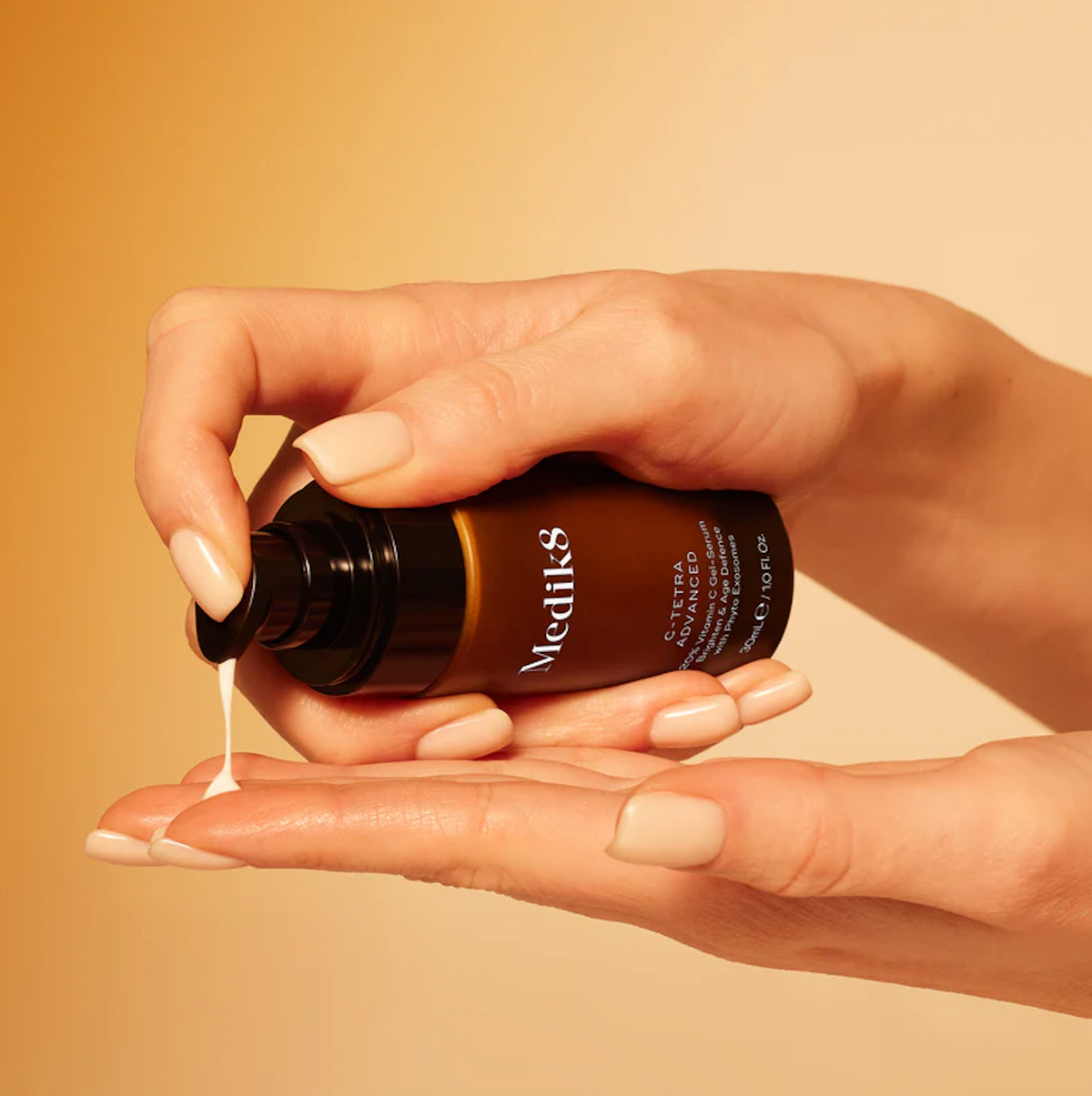 Medik8 C-Tetra Advanced 30ml serum in de hand
