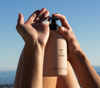 Salt & Stone Body Lotion - Saffron & Cedar sfeer