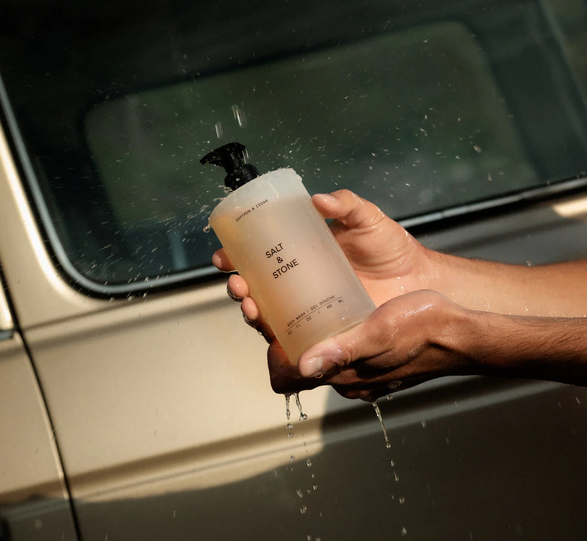 Salt & Stone Body Wash Saffron & Cedar 450ml sfeer 1