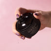 Oolaboo Blushy Truffle Sparkling Oil pomp met druppel olie in de hand