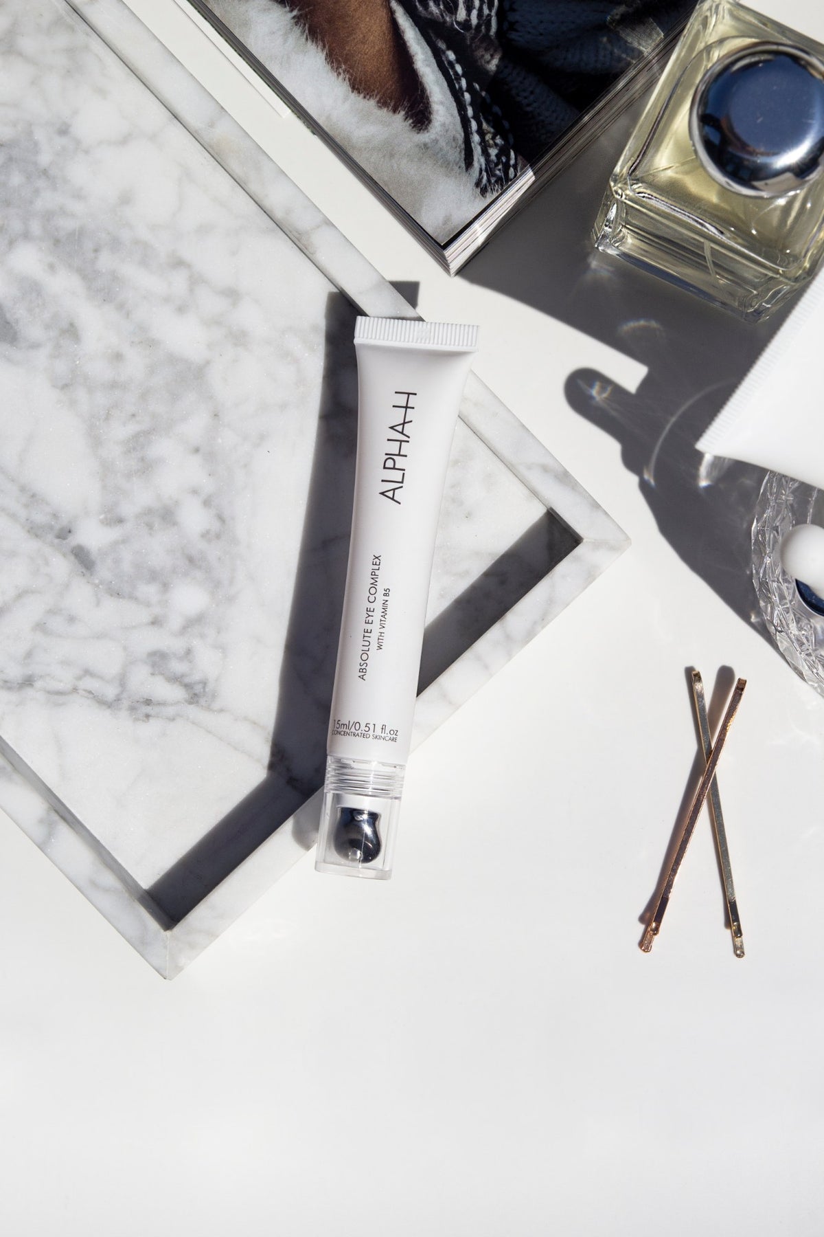 Alpha-H Absolute Eye Complex op marmer met haarspeldjes