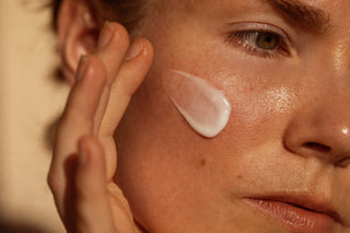 Alpha-H Balancing Cleanser aangebracht op de huid