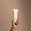 Alpha-H Balancing Cleanser tube in de hand