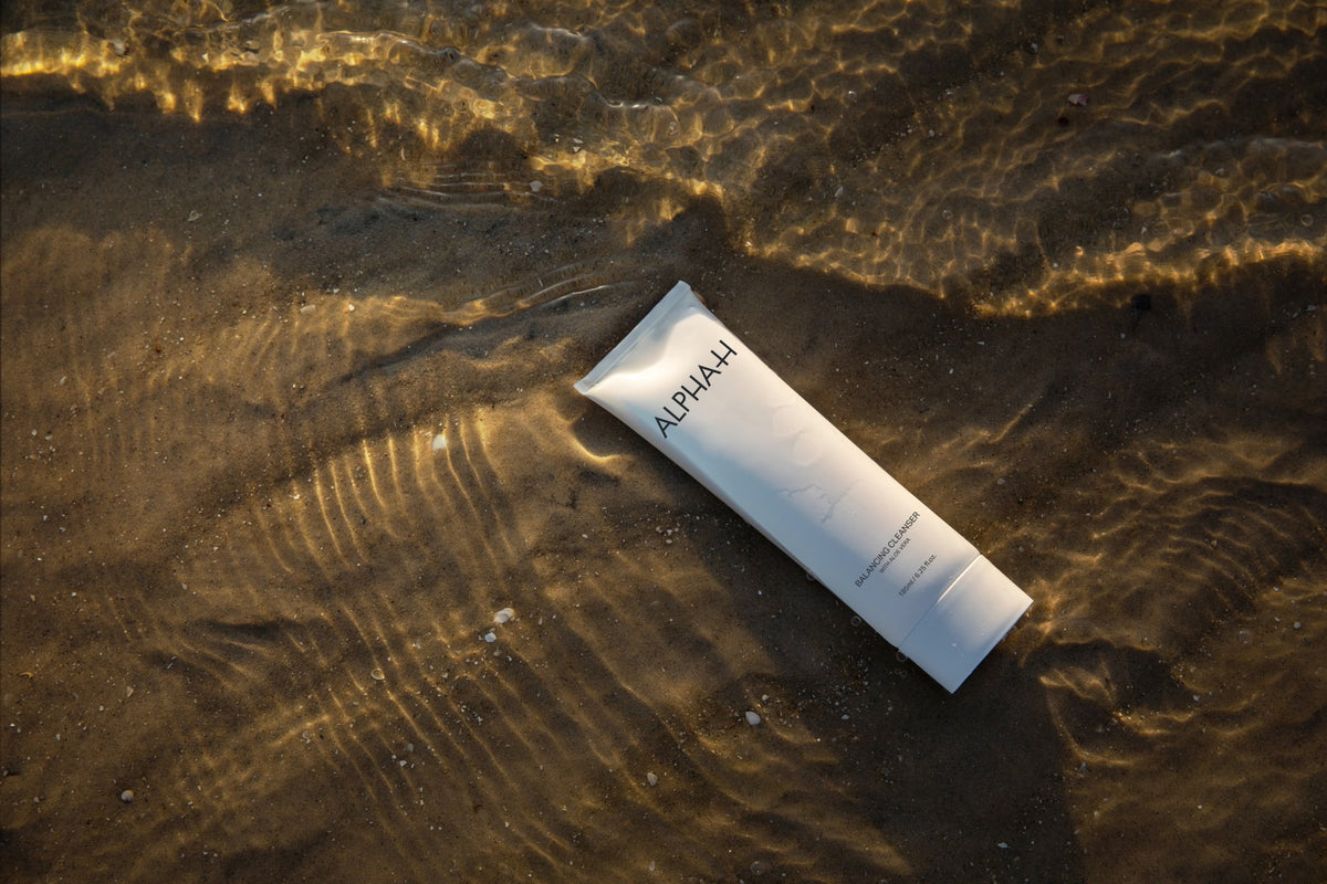Alpha-H Balancing Cleanser tube in het water