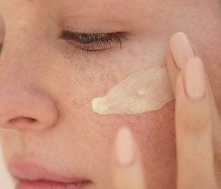 Alpha-H Beauty Sleep Power Peel aangebracht op de wang