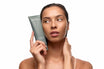 Alpha-H Clear Skin Face & Body Wash model met tube bij het gezicht