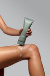 Alpha-H Clear Skin Face & Body Wash schuim op het been