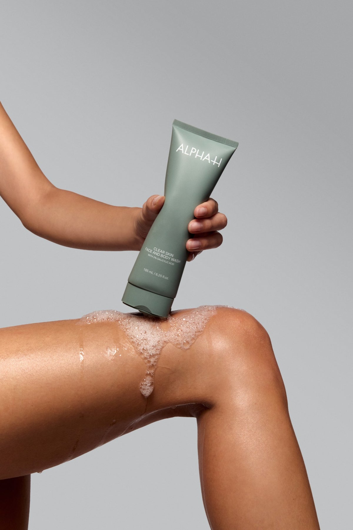Alpha-H Clear Skin Face & Body Wash schuim op het been