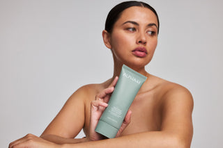 Alpha-H Daily Dose Multivitamin Body Serum model met tube