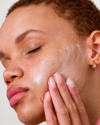 Alpha-H Daily Essential Moisturiser SPF50 aangebracht op het gezicht