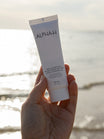 Alpha-H Daily Essential Moisturiser SPF50 tube bij de zee
