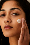 Alpha-H Essential Hydration Cream model brengt crème aan
