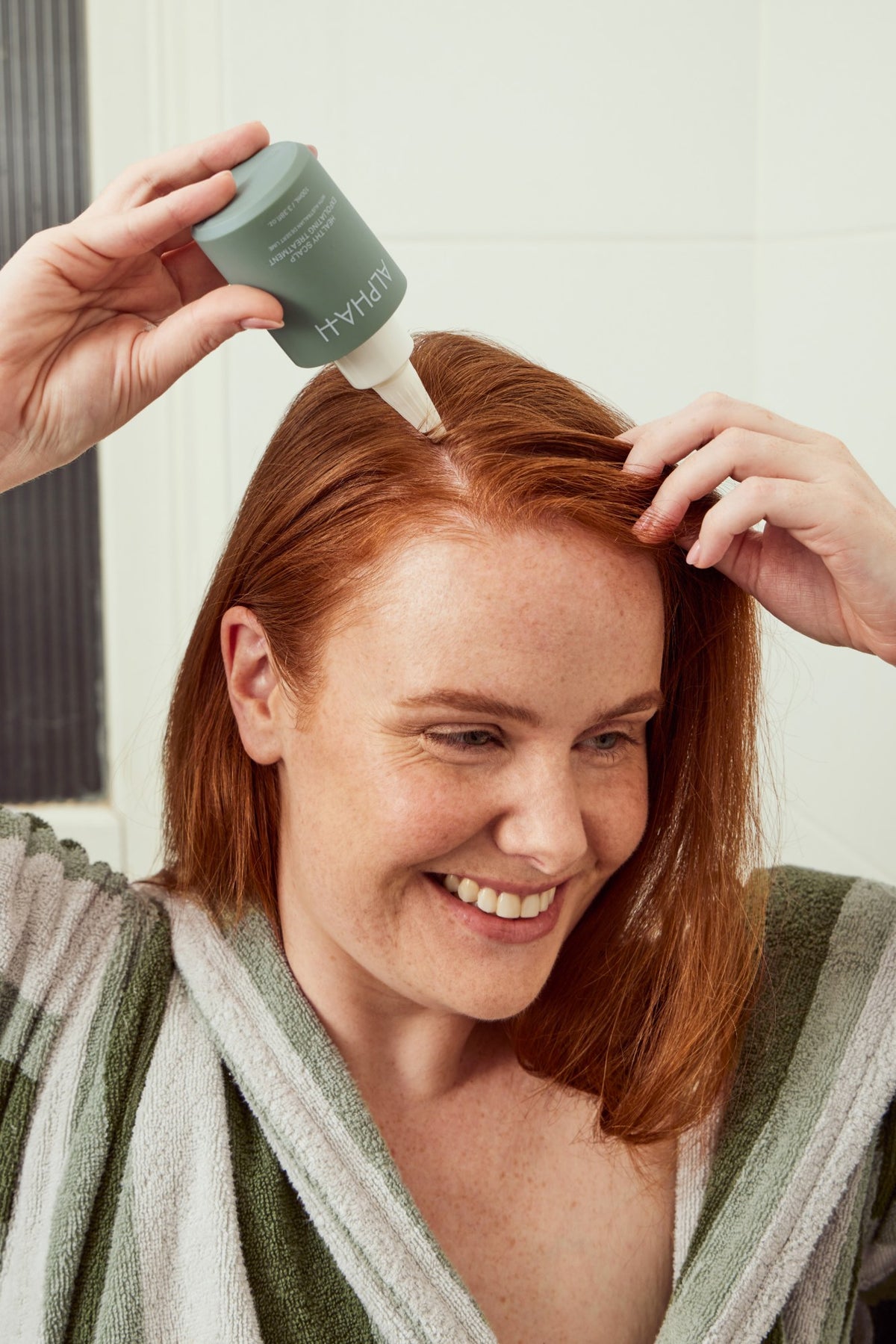 Alpha-H Healthy Scalp Exfoliating Treatment aanbrengen op de hoofdhuid