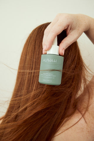 Alpha-H Healthy Scalp Exfoliating Treatment flacon in het haar