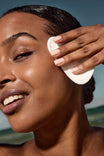Alpha-H Liquid Gold Exfoliating Treatment aanbrengen met wattenschijfje