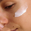 Alpha-H Liquid Gold Firming Eye Cream 15ml model met oogcrème