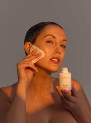 Alpha-H Liquid Gold + Vitamin C Exfoliating Treatment model met wattenschijfje