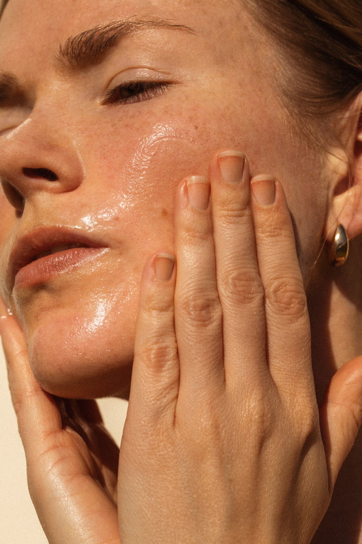 Alpha-H Melting Moment Cleansing Balm model met gereinigde huid