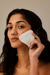 Alpha-H Re-usable Bamboo Cotton Pads model met pad bij het gezicht