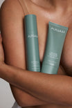 Alpha-H Retinol Reboot Exfoliating Body Treatment flacon tegen de arm