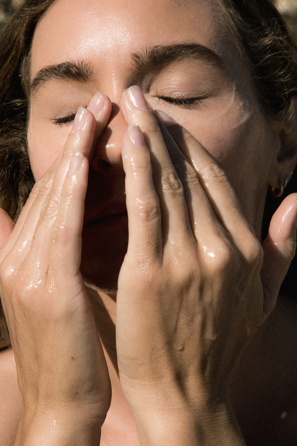 Alpha-H Triple Action Cleanser gezicht reinigen met handen