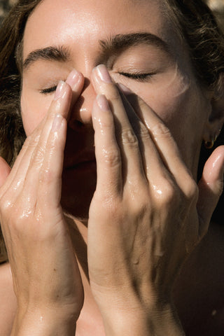Alpha-H Triple Action Cleanser gezicht reinigen met handen