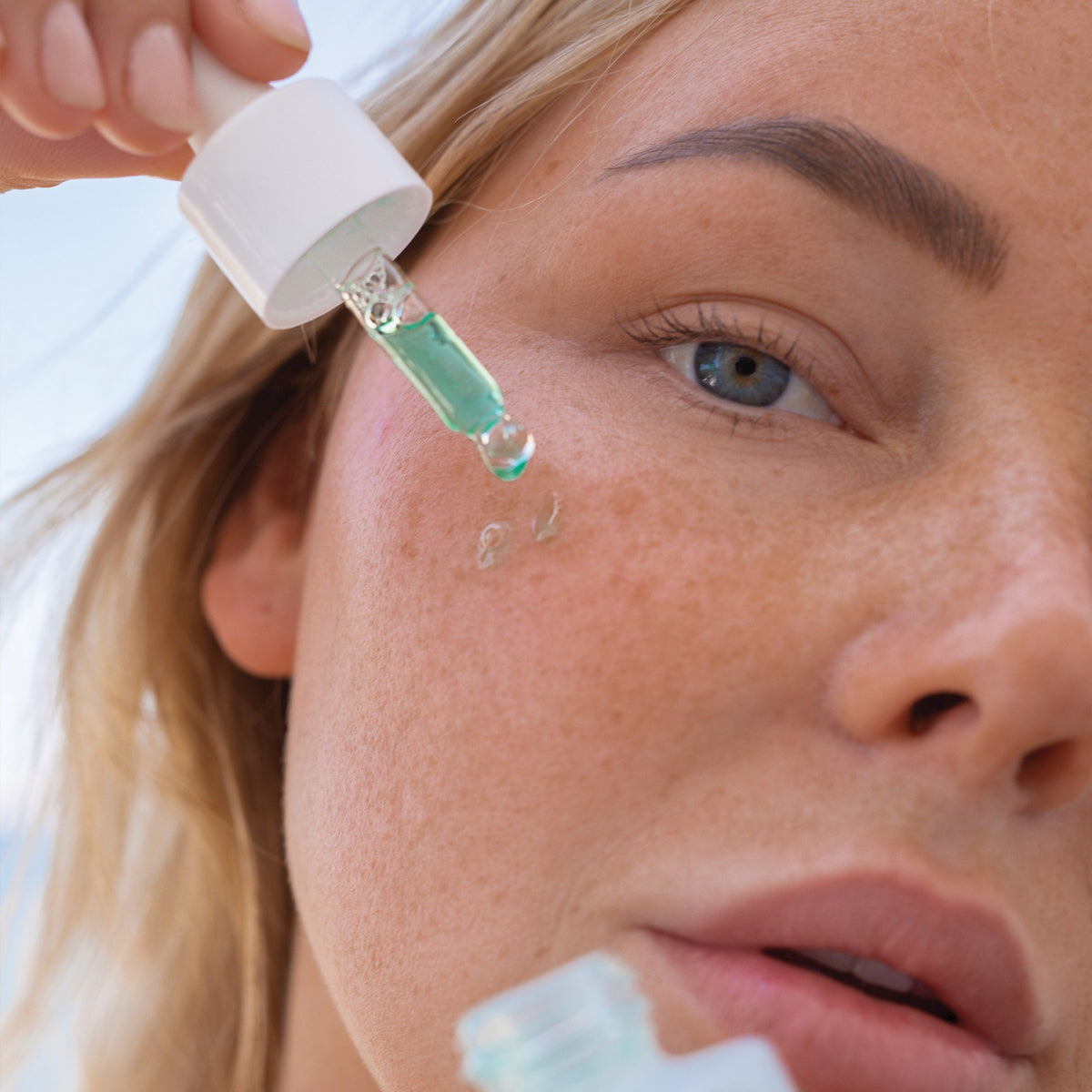 Alpha-H Vitamin B Serum serum aanbrengen met pipet