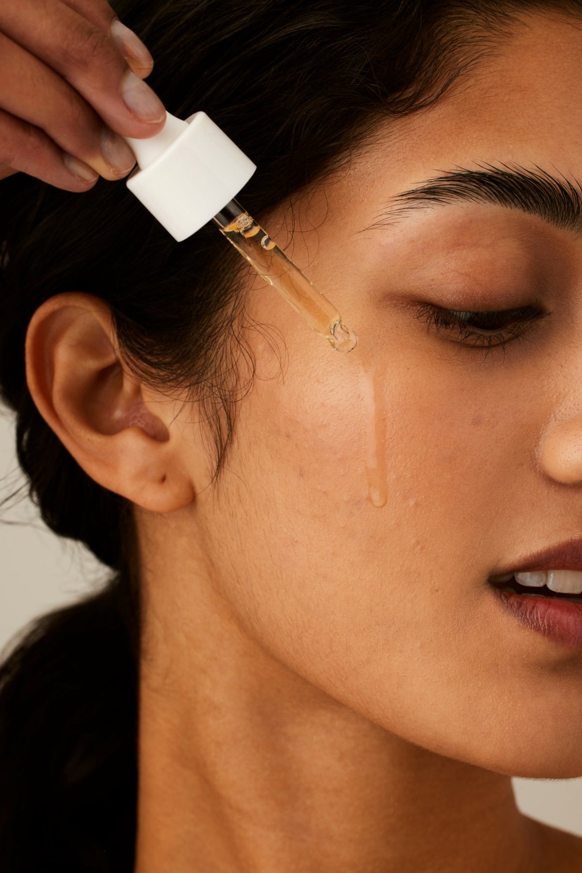 Alpha-H Vitamin C Serum serum aanbrengen met pipet