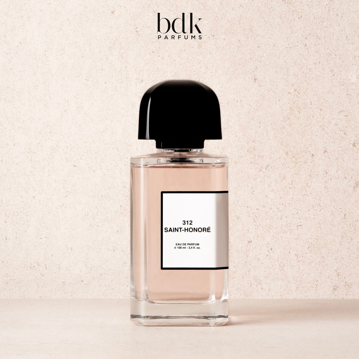 BDK Parfums 312 Saint-Honoré flacon op lichte stenen achtergrond