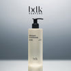BDK Parfums Bouquet de Hongrie Shower Gel pompflacon in studio met bdk-logo