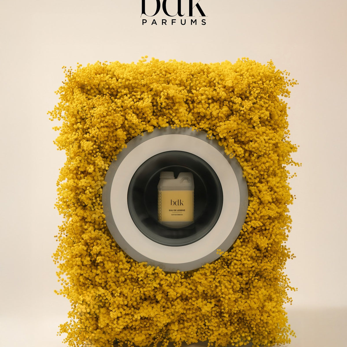 BDK Parfums Eau De Lessive Mimosa in wasmachine van mimosabloemen