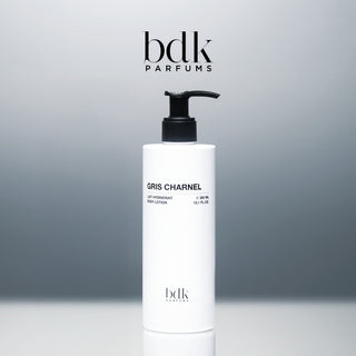 BDK Parfums Gris Charnel Body Lotion pompflacon in studio met bdk-logo