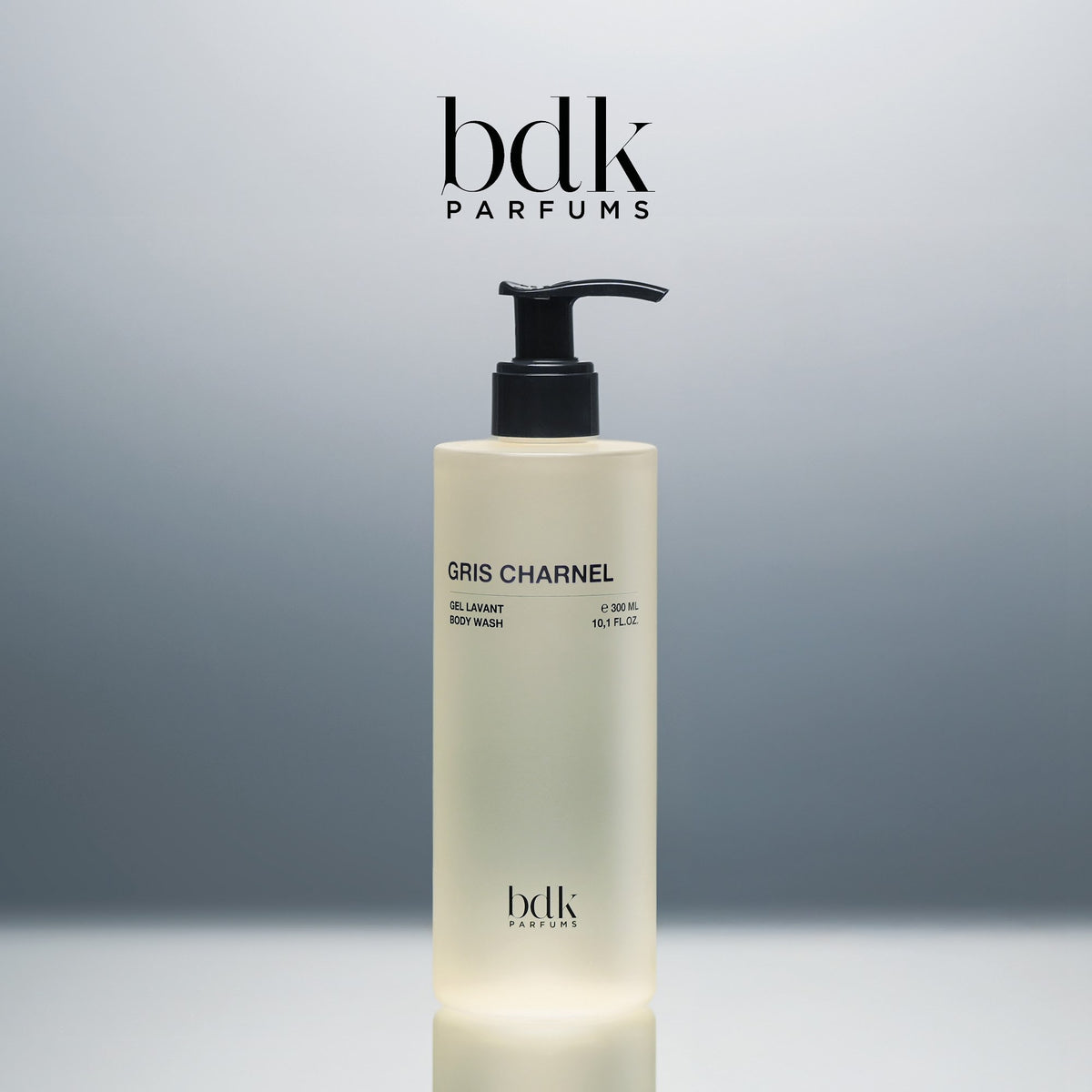 BDK Parfums Gris Charnel Shower Gel pompflacon in studio met bdk-logo